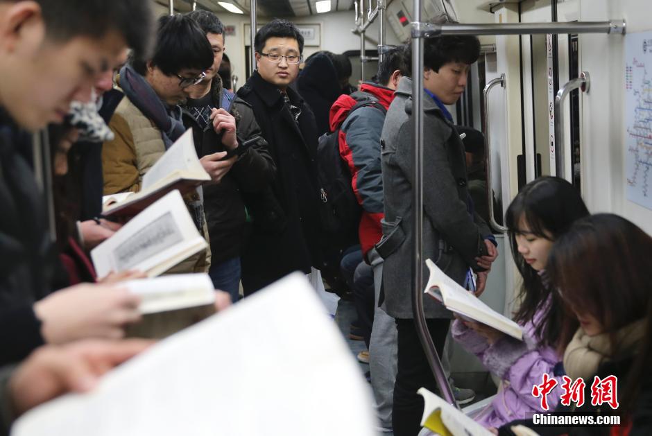 Varios amantes de la lectura organizan una quedada en el metro de Beijing el 17 de enero de 2016. (CNS/Liu Guanguan)