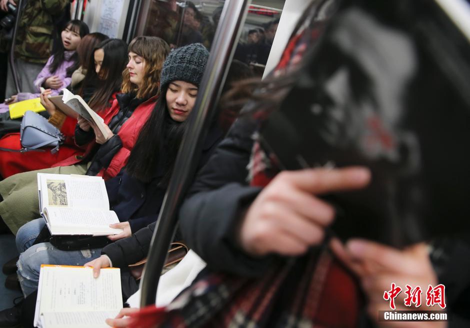 Varios amantes de la lectura organizan una quedada en el metro de Beijing el 17 de enero de 2016. (CNS/Liu Guanguan)
