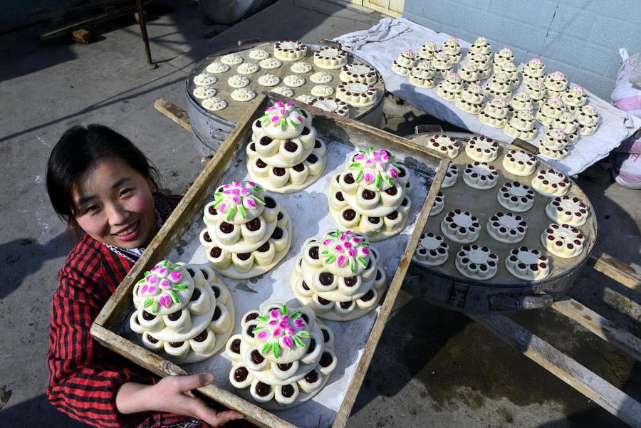Campesinos preparan pasteles con forma de flor para dar la bienvenida al Festival de Primavera