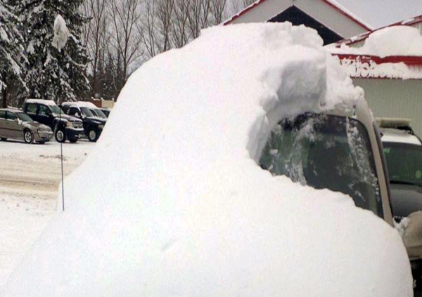 Anciano es multado por manejar auto cubierto de nieve