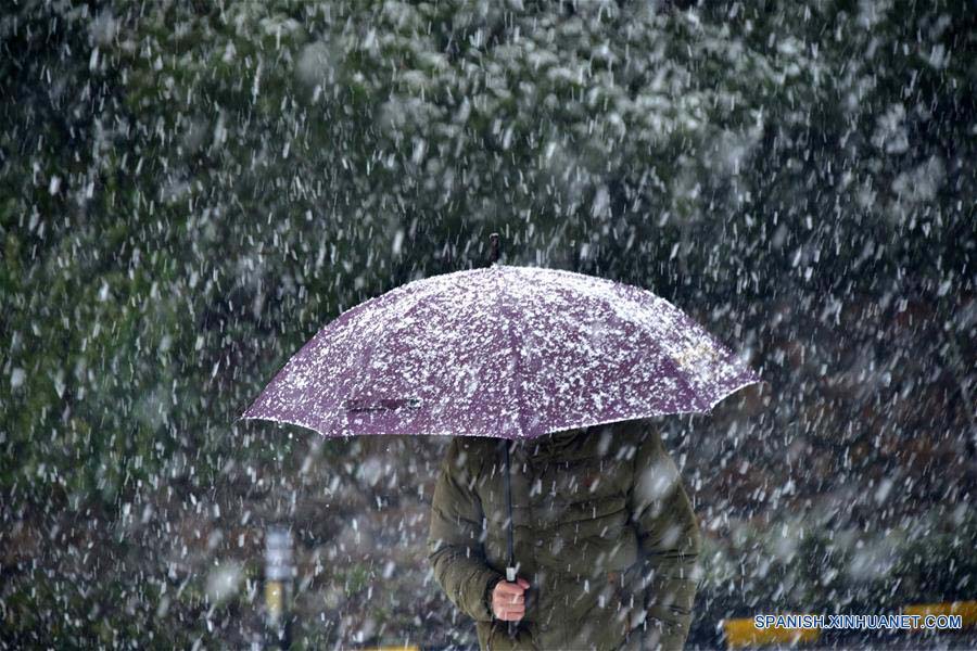 La intensa nevada cubrió esta mañana la provincia de Hubei, centro de China, lo que obligó al cierre de un importante aeropuerto en su capital, Wuhan, el retraso en el servicio de tren y la paralización de autopistas, dijo el gobierno local.(Xinhua/Du Huaju)