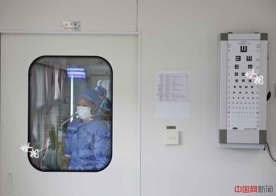 Una enfermera en la sala de operaciones del “Salud Exprés”. (Foto / news.china.com.cn)