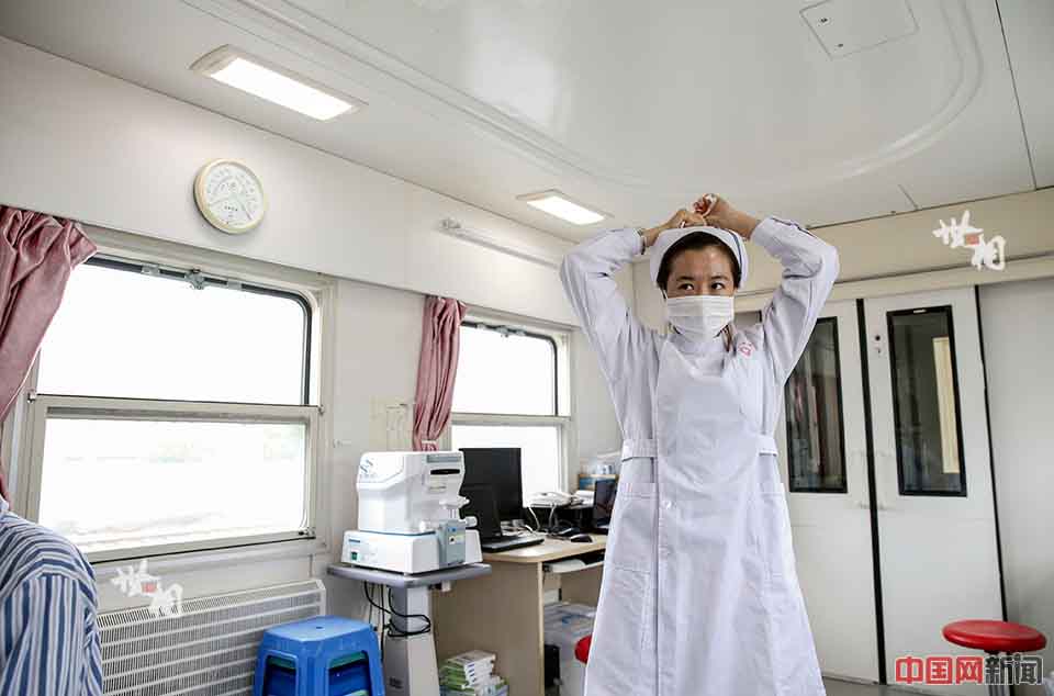 Zhao Lili, una enfermera del Hospital Universitario de Pekín ha trabajado casi medio año en el tren. El tren la llevó desde Qinghai a Guangxi. (Foto / news.china.com.cn)