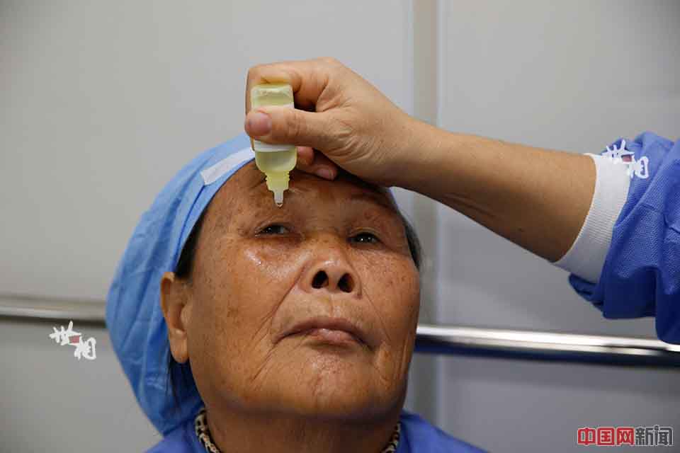 Un doctor aplica gotas en los ojos a una paciente antes de la operación. (Foto / news.china.com.cn)