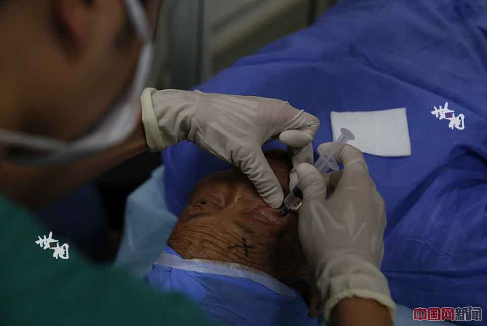 Un paciente es operado en el tren. (Foto / news.china.com.cn)