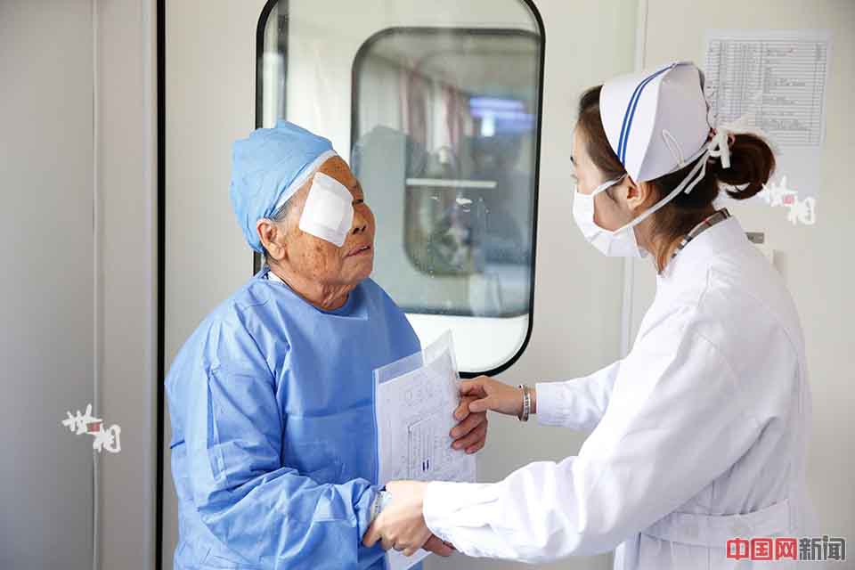 Una paciente entra en la sala de operaciones. (Foto / news.china.com.cn)