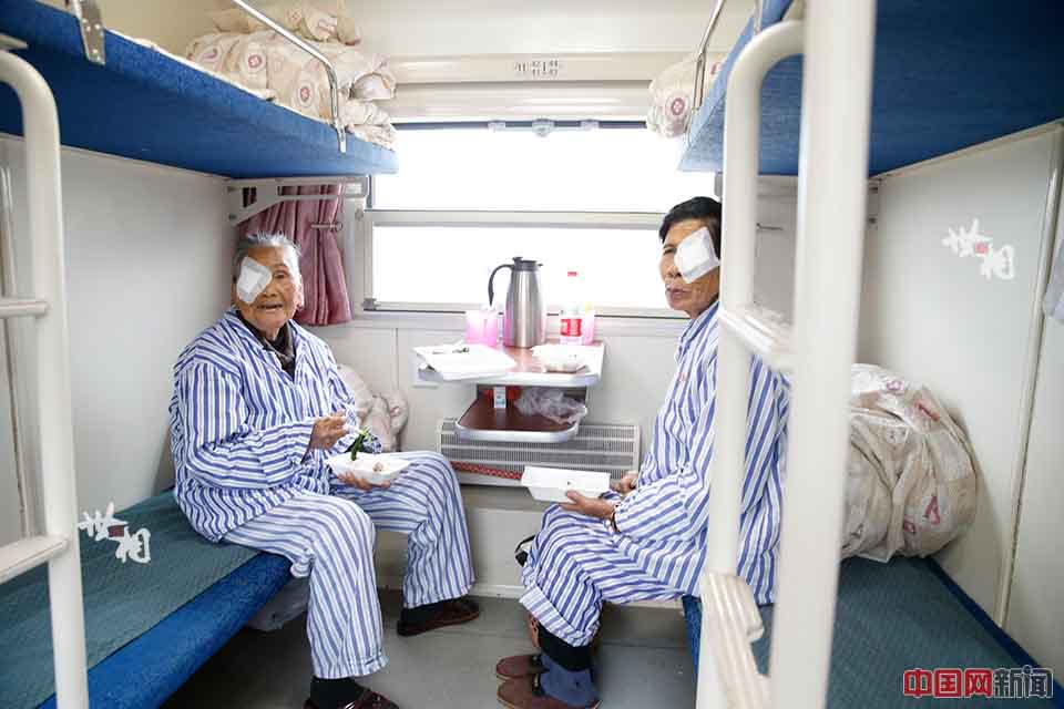 Dos pacientes almuerzan en el tren. (Foto / news.china.com.cn)
