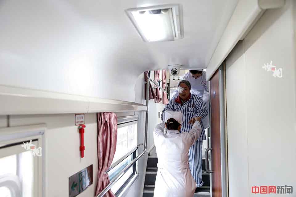 Dos enfermeras ayudan a una paciente a regresar a su cama después de una cirugía. (Foto / news.china.com.cn)