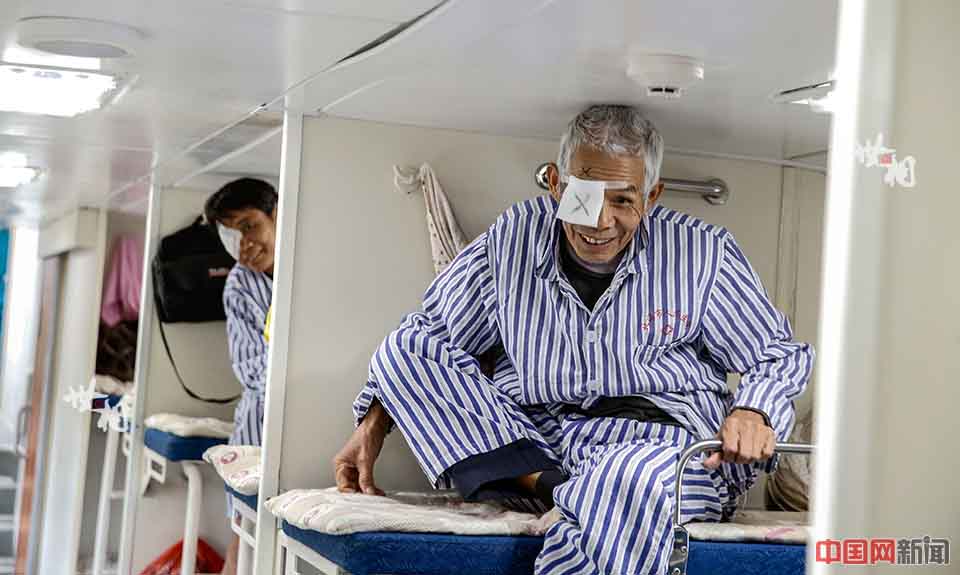 Un paciente recupera la visión tras una cirugía en el tren. (Foto / news.china.com.cn)
