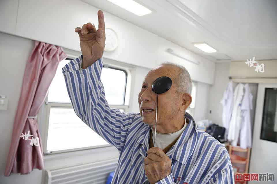 Pang Ye, de 82 años, se somete a un examen de cataratas antes de la operación. Pang luchó en la guerra de Corea. (Foto / news.china.com.cn)