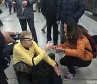 Pasajeros del metro de Beijing prestan ayuda a un extranjero que se desmayó