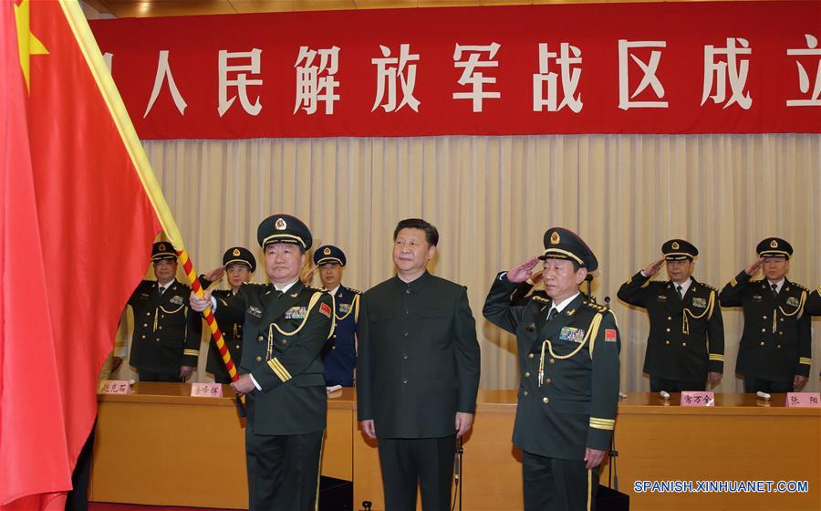 Xi, también presidente de la Comisión Militar Central (CMC), entregó las banderas a los oficiales principales de los cinco comandos de teatro de operaciones en una ceremonia en Beijing.(Xinhua / Li Gang)