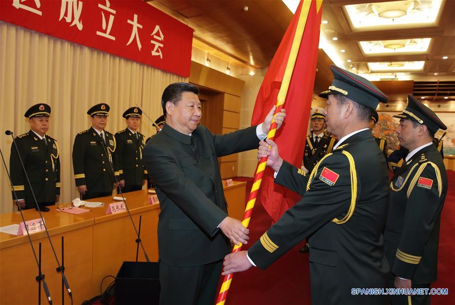 Xi, también presidente de la Comisión Militar Central (CMC), entregó las banderas a los oficiales principales de los cinco comandos de teatro de operaciones en una ceremonia en Beijing.(Xinhua / Li Gang)