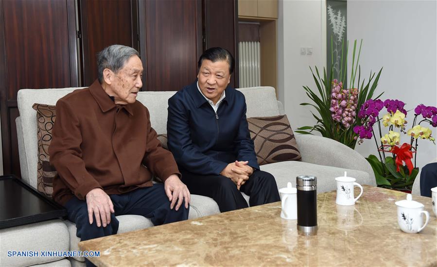 Liu Yunshan visita a poeta He Jingzhi en Beijing, China, el 1 de febrero de 2016. (Xinhua/Zhang Duo)