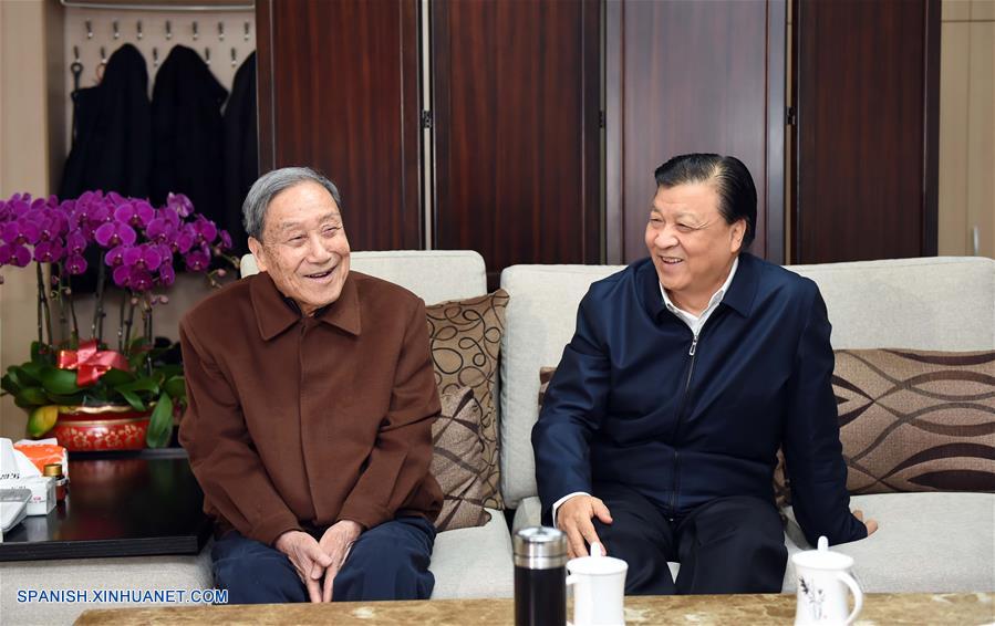 Liu Yunshan visita a poeta He Jingzhi en Beijing, China, el 1 de febrero de 2016. (Xinhua/Zhang Duo)