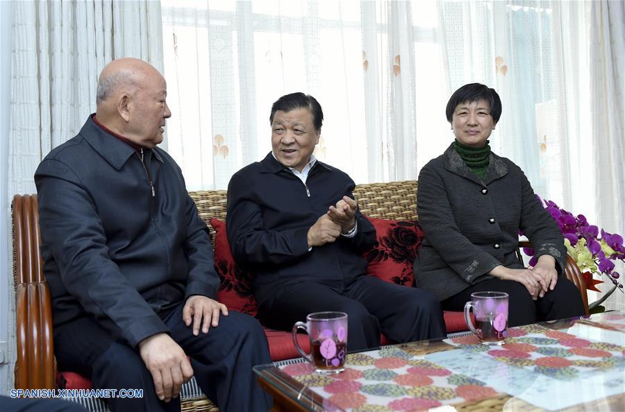 Liu Yunshan visita a cantante Wu Yanze en Beijing, China, el 30 de enero de 2016. (Xinhua/Zhang Duo)