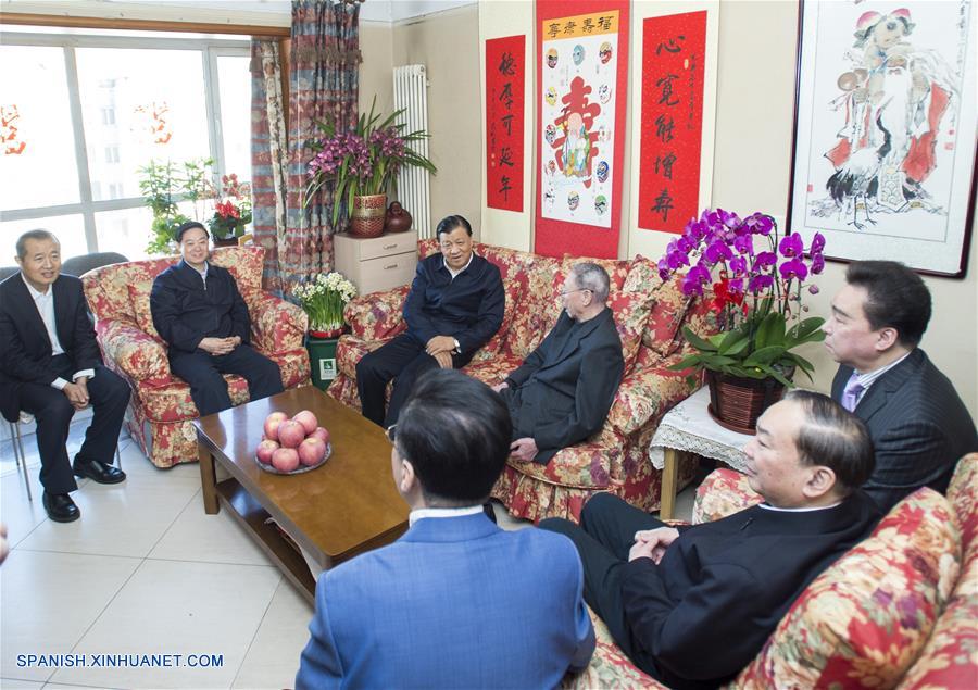 Liu Yunshan visita a artista Tan Yuanshou en Beijing, China, el 1 de febrero de 2016. (Xinhua/Wang Ye)