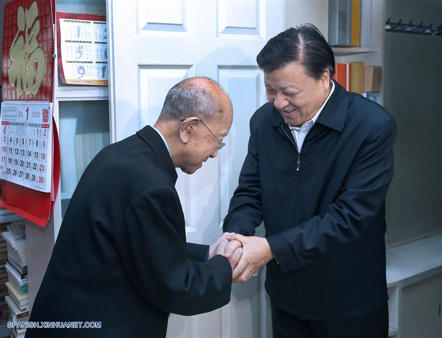 Liu Yunshan visita a experto en socialismo científico Jiang Liu en Beijing, China, el 30 de enero de 2016. (Xinhua/Pang Xinglei)