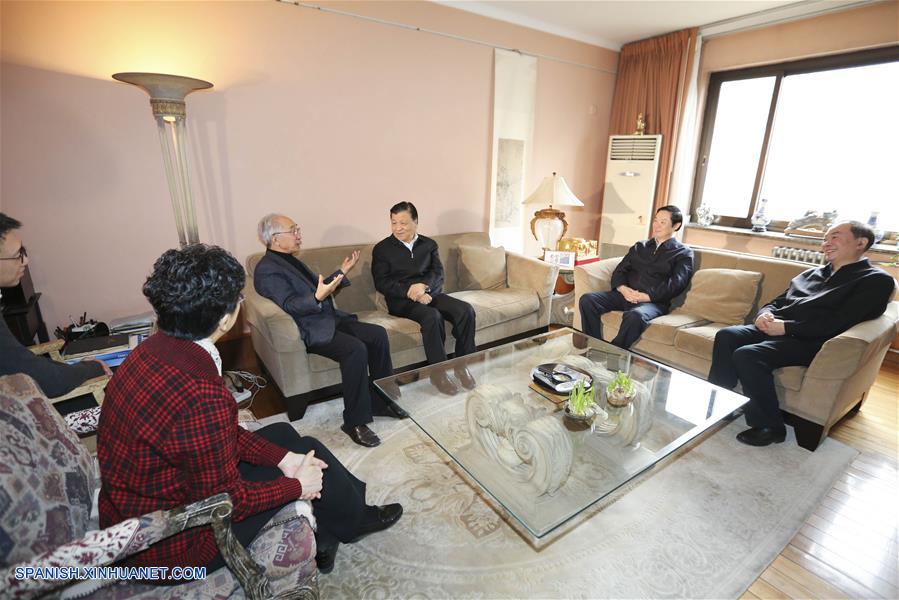 Liu Yunshan visita a pintor al óleo Jin Shangyi en Beijing, China, el 30 de enero de 2016. (Xinhua/Ding Lin)
