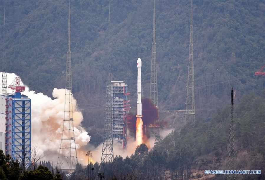 Un cohete Gran Marcha-3C que lleva el satélite número 21 del Sistema de Navegación Satelital Beidou fue lanzado en Centro de Lanzamiento de Satélites de Xichang, provincia de Sichuan, suroeste de China, 1 de febrero de 2016. (Xinhua / Xue Yubin)