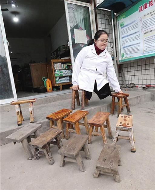 Una médico minusválida atiende pacientes en una zona montañosa de Chongqing