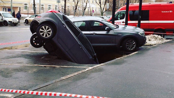 Un socavón se traga dos coches en un aparcamiento de Moscú