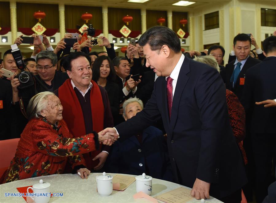 Presidente chino Xi Jinping y otros máximos líderes extendieron sus saludos con motivo del Festival de Primavera a todo el pueblo chino cuando se reunieron con más de 2.000 miembros del público en una recepción celebrada en Beijing, capital de China, el 6 de febrero de 2016. (Xinhua/Li Xueren)