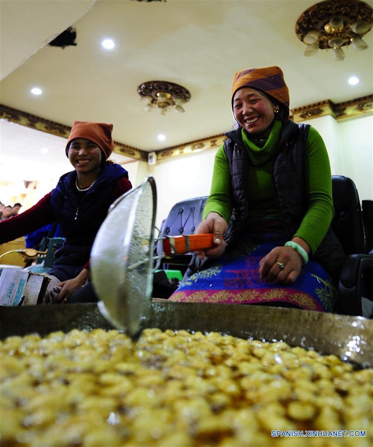 Dos mujeres cocinaban "Kasai", una comida tradicional tibetana, en Lhasa, capital dela región autónoma del Tibet, en el suroeste de China. El inminente año nuevo tibetano o el Losar caerá el próximo 9 de este mes.  (Xinhua/Jigme Dorji)