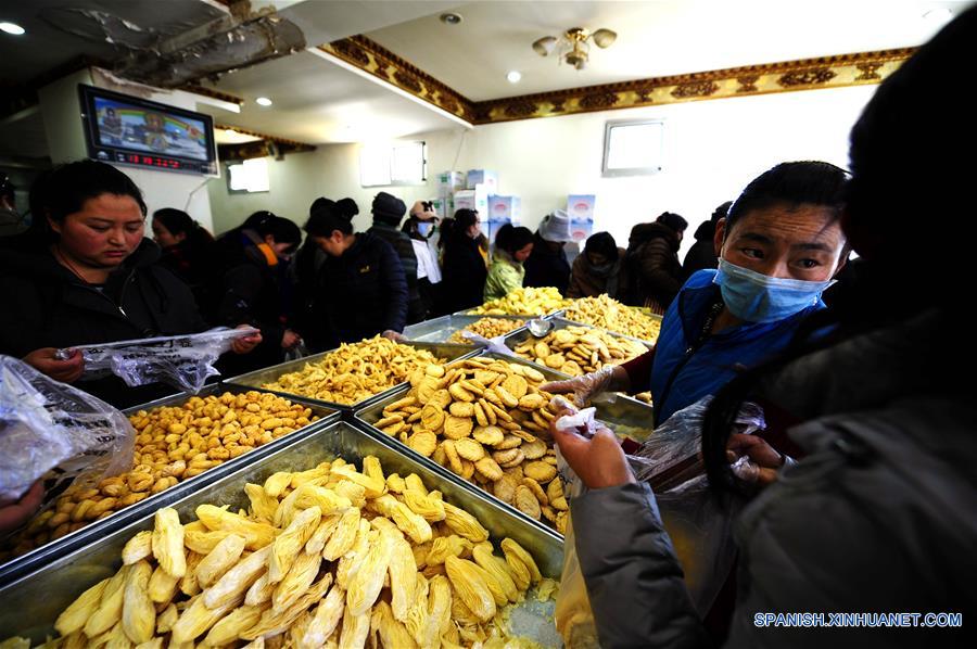 Ciudadanos compraban "Kasai", una comida tradicional tibetana, en Lhasa, capital dela región autónoma del Tibet, en el suroeste de China. El inminente año nuevo tibetano o el Losar caerá el próximo 9 de este mes.  (Xinhua/Jigme Dorji)