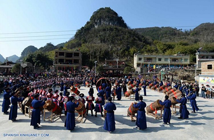 Personas del grupo étnico Miao participan en un festival de culto de tambor para celebrar la Fiesta de Primavera en condado Huishui, Guizhou, el 9 de febrero de 2016. (Xinhua/Qiao Qiming)