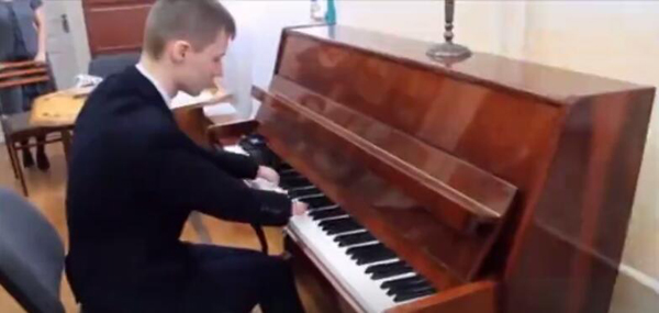 Increíble pianista ruso nacido sin dedos se convierte en una estrella