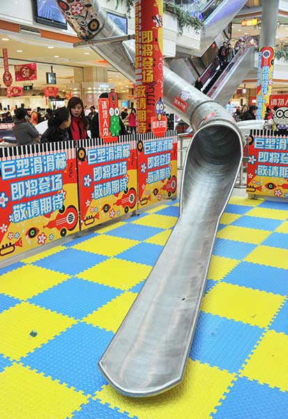 Instalan tobogán gigante en un centro comercial