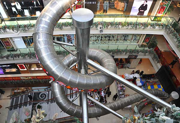 Instalan tobogán gigante en un centro comercial