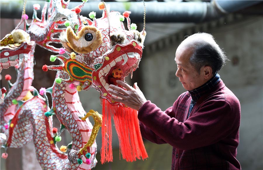 Artista de Guangxi mantiene viva la tradición de los farolillos de dragón