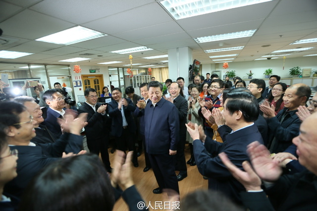 Xi Jinping visita la sede del Diario del Pueblo (2)