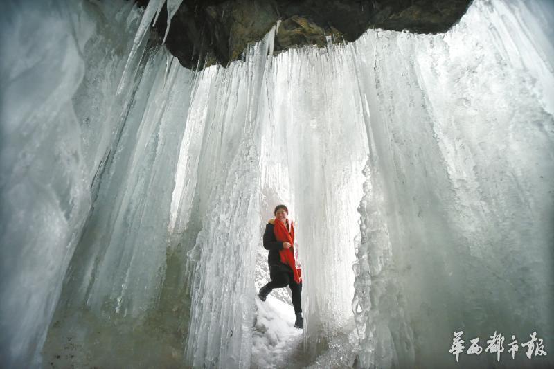 La hermosa cascada de hielo de la Puerta del Dragón en Sichuan