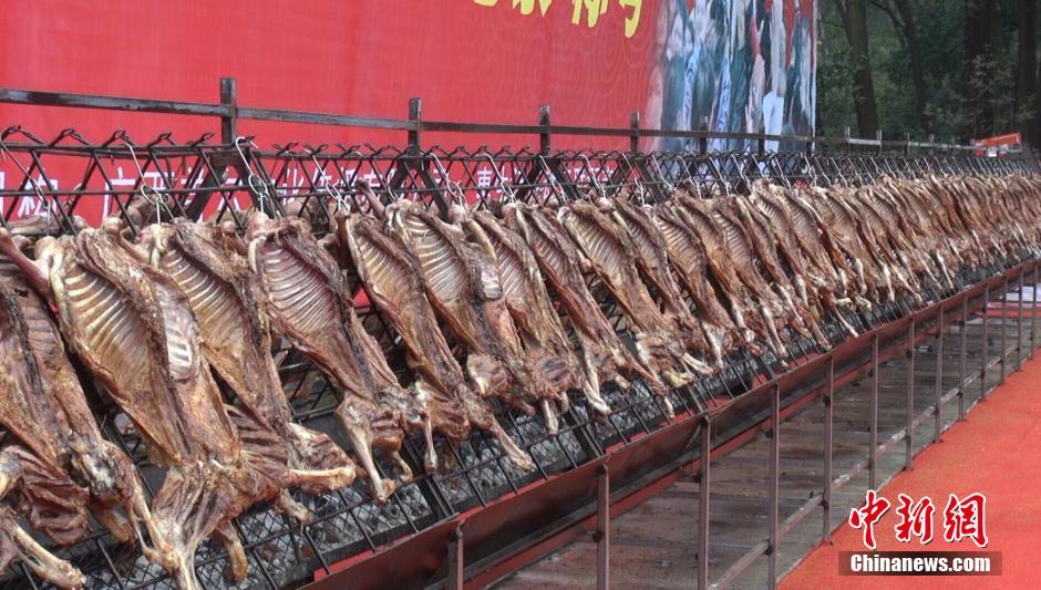 El ‘maestro asador’ chino bate otro Guinness por asar 216 corderos