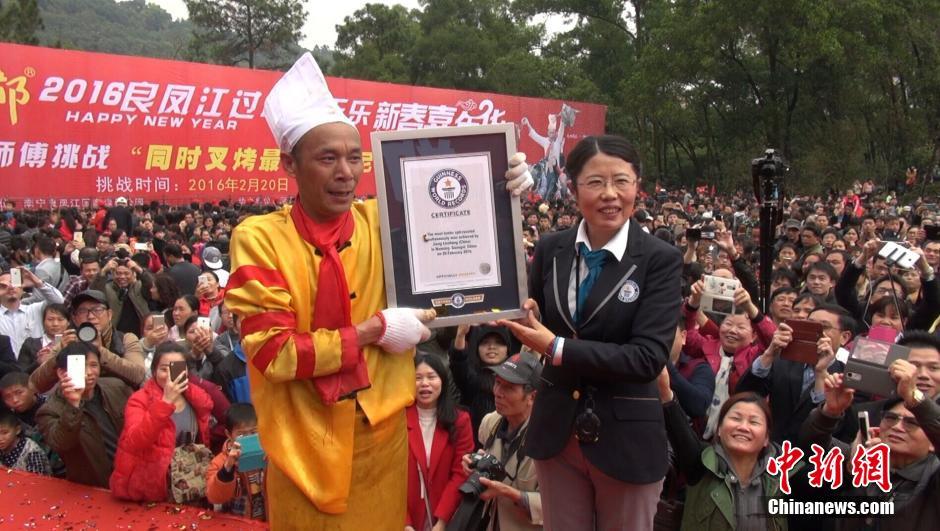 El ‘maestro asador’ chino bate otro Guinness por asar 216 corderos