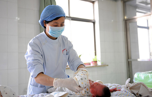 Una enfermera cuida a un bebé recién nacido en un hospital de Zaozhuang, provincia de Shandong, el 8 de febrero de 2016. 