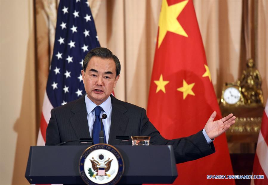 El canciller chino, Wang Yi, asiste a una conferencia de prensa después de reunirse con la secretaria de Estados John Kerry (no en la foto) en Washington DC, Estados Unidos, 23 de febrero de 2016. (Xinhua/Yin Bogu)