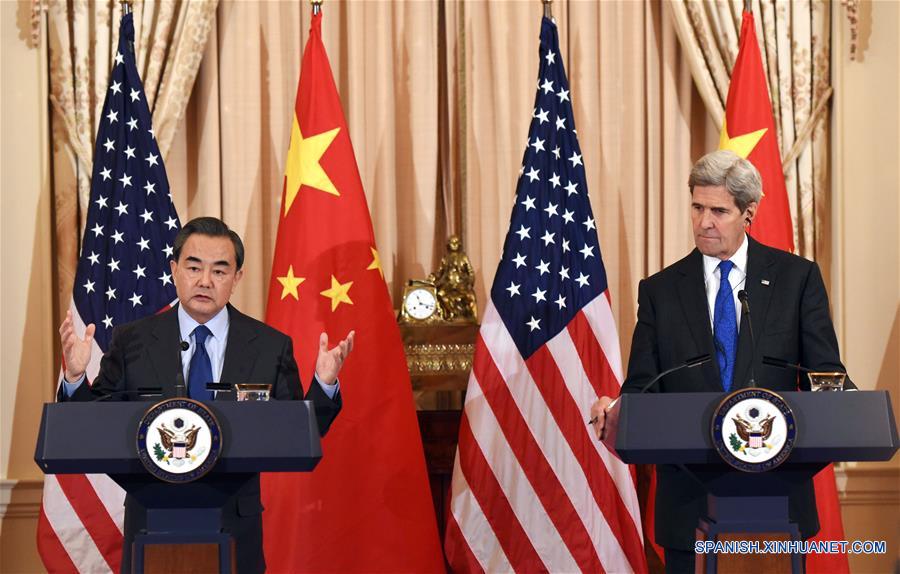 El canciller chino, Wang Yi, asiste a una conferencia de prensa después de reunirse con la secretaria de Estados John Kerry (no en la foto) en Washington DC, Estados Unidos, 23 de febrero de 2016. (Xinhua/Yin Bogu)