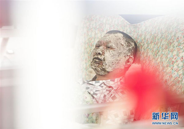 Valiente policía chino arriesga su vida tratando de evitar la explosión de una bomba