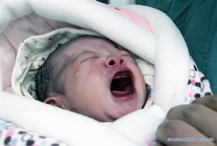 Un bebé probeta saludable nació hoy en la provincia de Shaanxi, noroeste de China, de un embrión congelado hace 12 años, un récord en la parte continental china.(Xinhua)