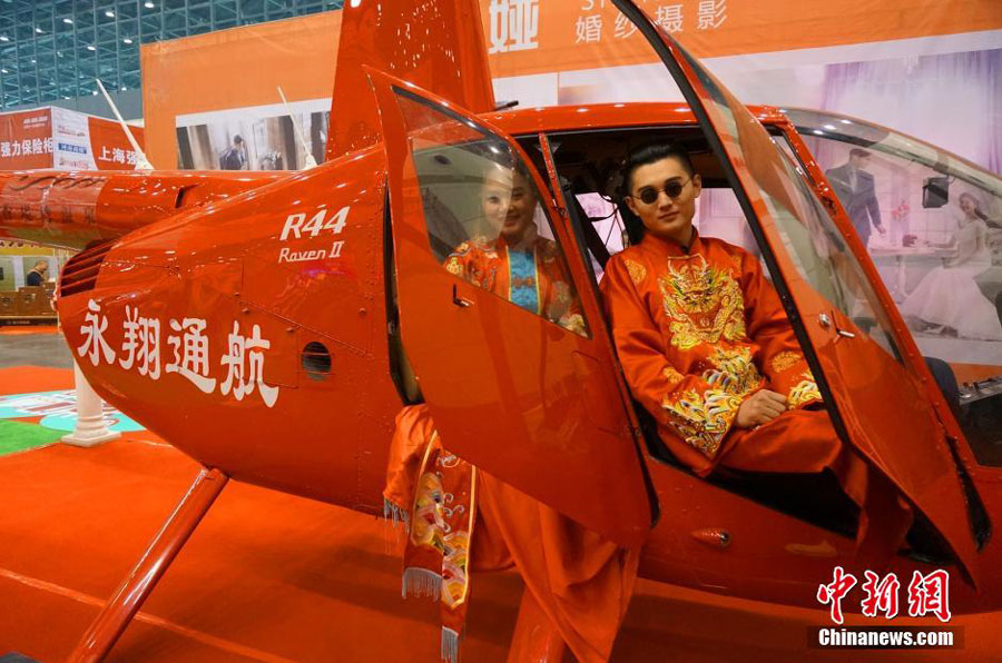 Matrimonio “de altura” en helicóptero rojo