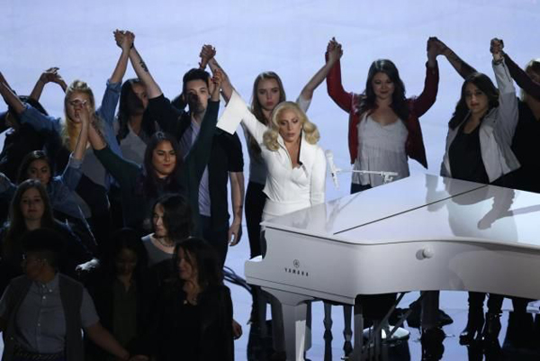Lady Gaga actúa con decenas de víctimas de violaciones en la gala de los Oscar