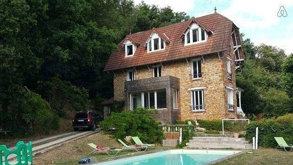 Alquilan una casa en Francia y se encuentran un cadáver en descomposición