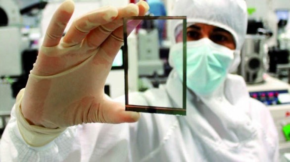 Crean panel solar integrado al móvil