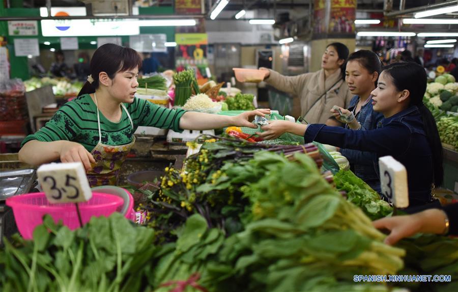 Clientes hicieron compras en un mercado. El índice de precios al consumidor de China (IPC) creció un 2,3 por ciento interanual en febrero, según datos oficiales.(Xinhua/Lu Hanxin)