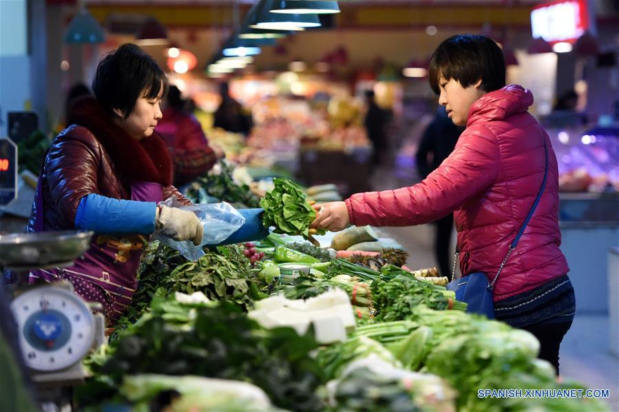  Una mujer hizo compras en un mercado. El índice de precios al consumidor de China (IPC) creció un 2,3 por ciento interanual en febrero, según datos oficiales. (Xinhua/Li Bo)