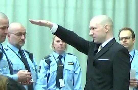 Breivik hace el saludo nazi a su llegada a los tribunales